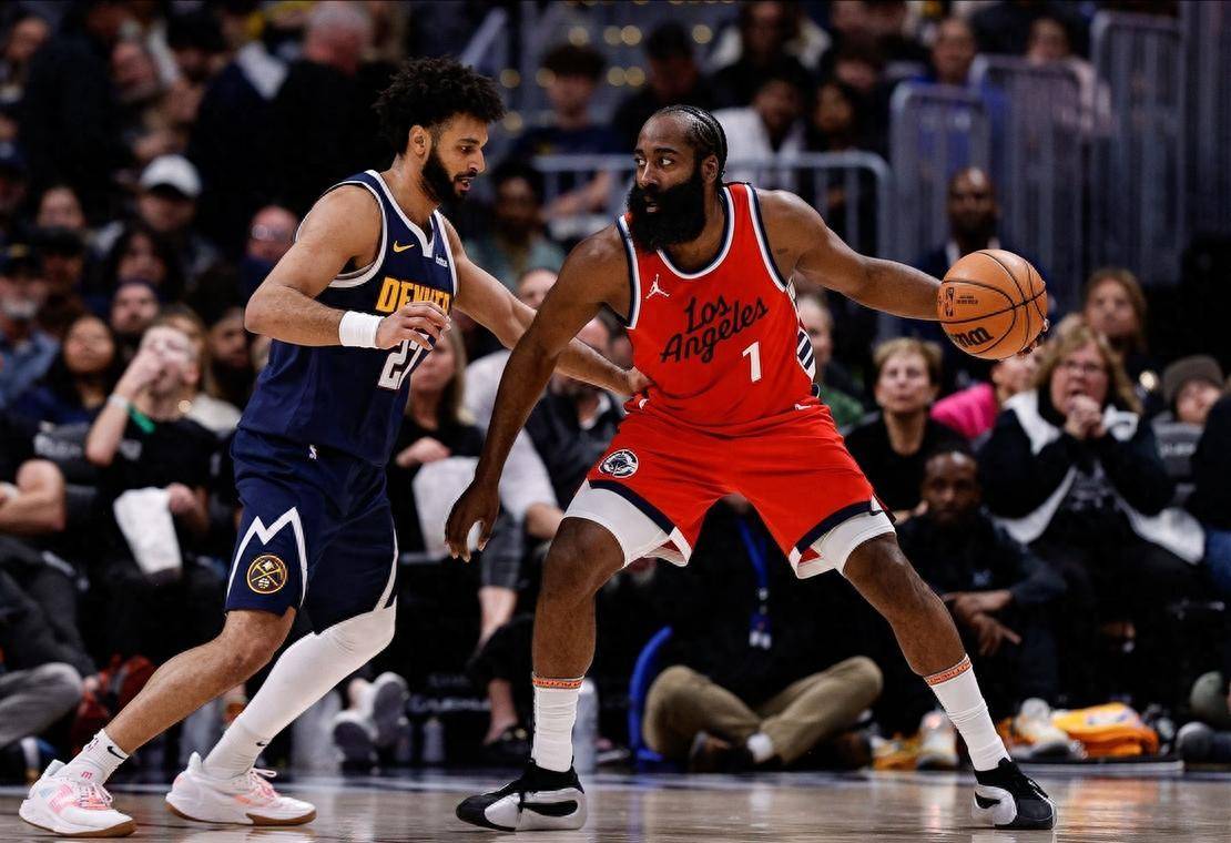 开云 - 哈登回归赛场，逆转首场状态亮眼，勇士观众沸腾！